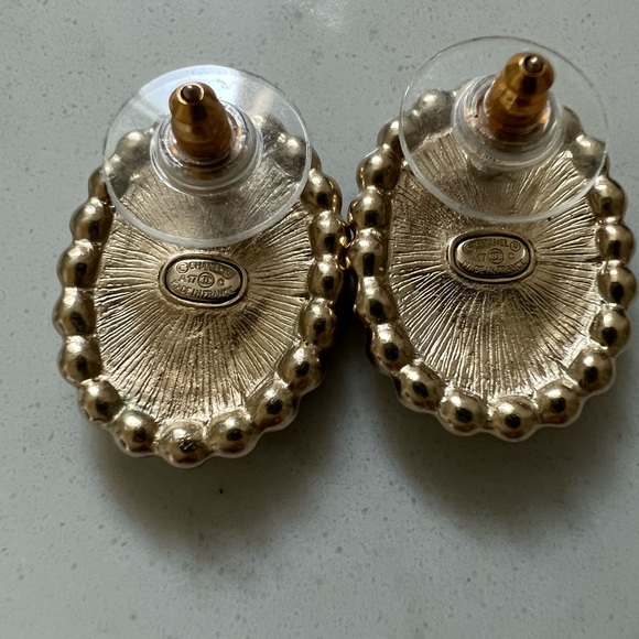 Brand new Chanel CC logo pearls earrings - Picture 3 of 4